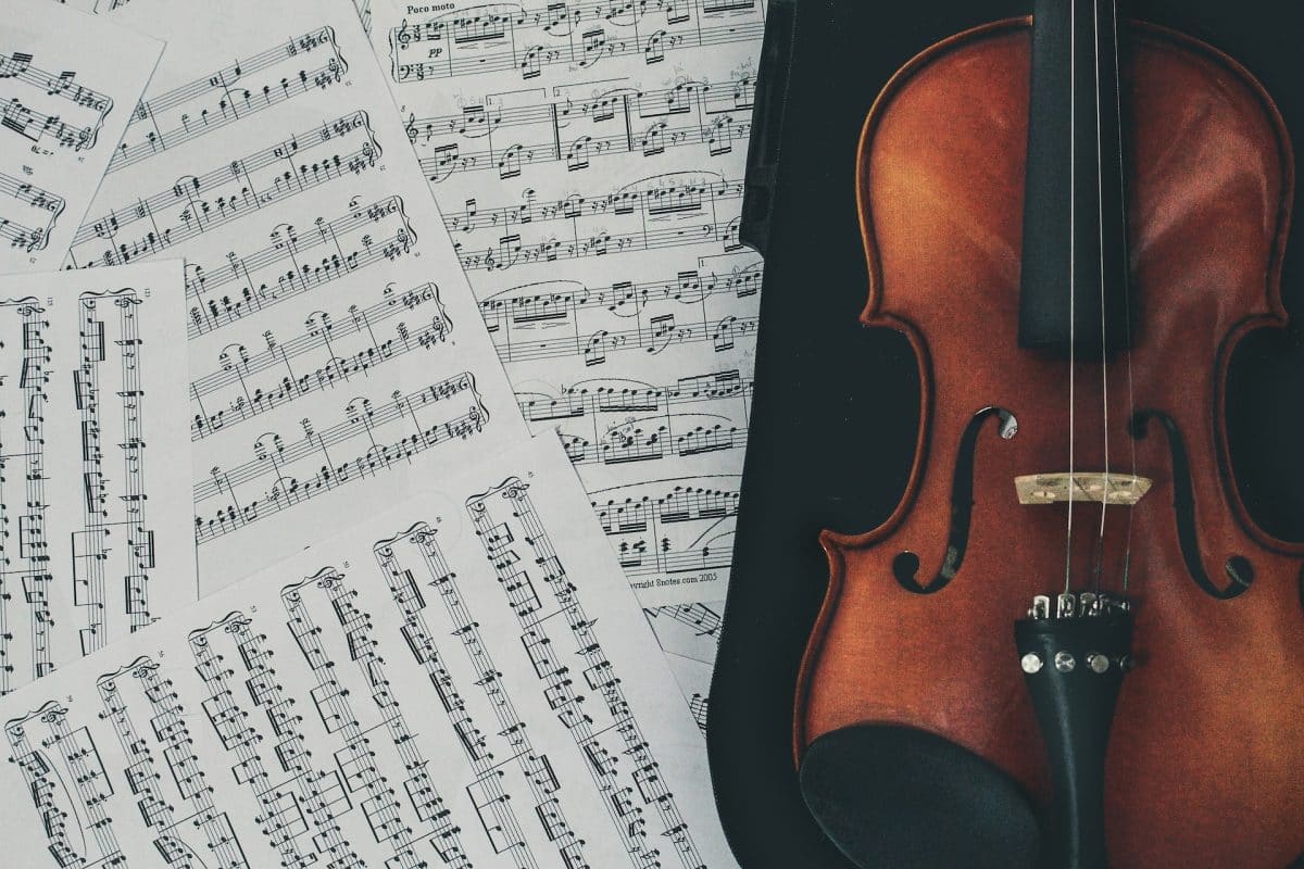 sheet music and violin photo
