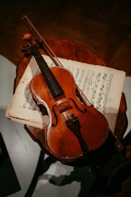 violin on music sheet