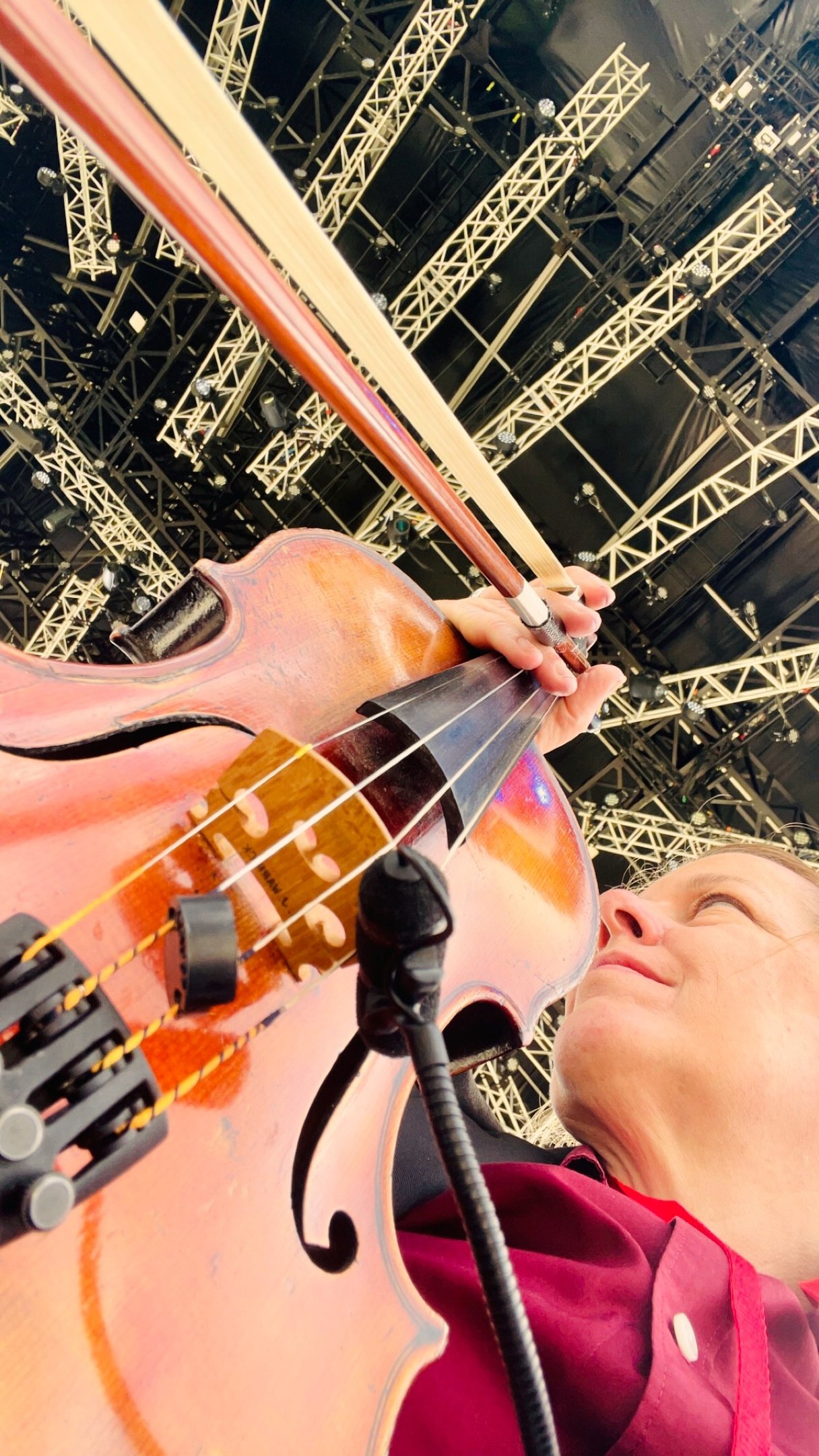 Seraphina violinist performing live