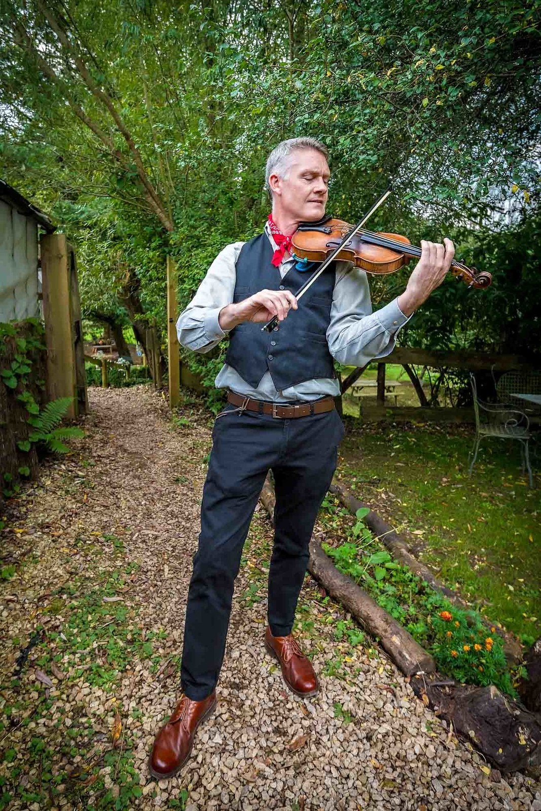 Bravura, solo wedding violinist, playing in a garden