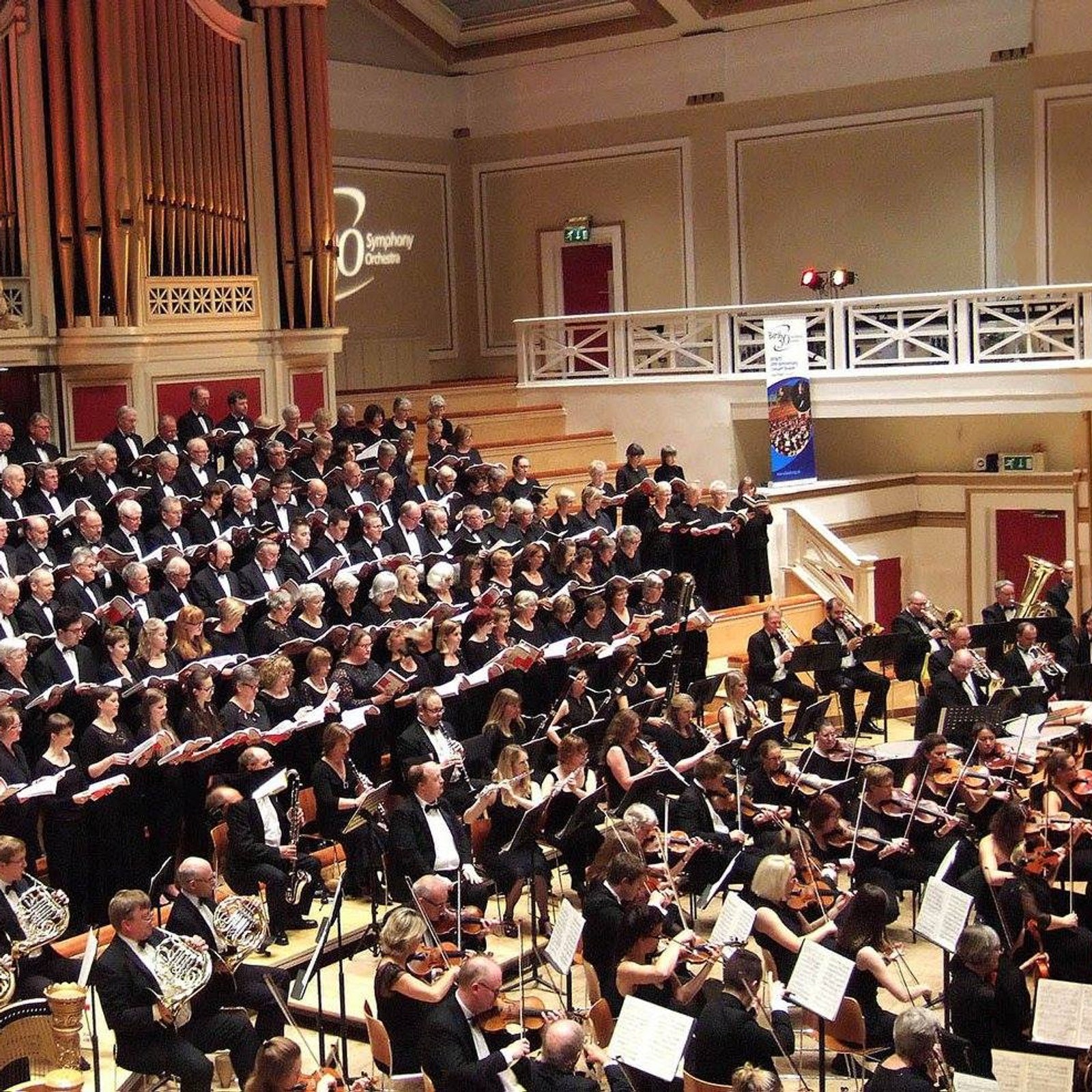 Cantata performing with an orchestra
