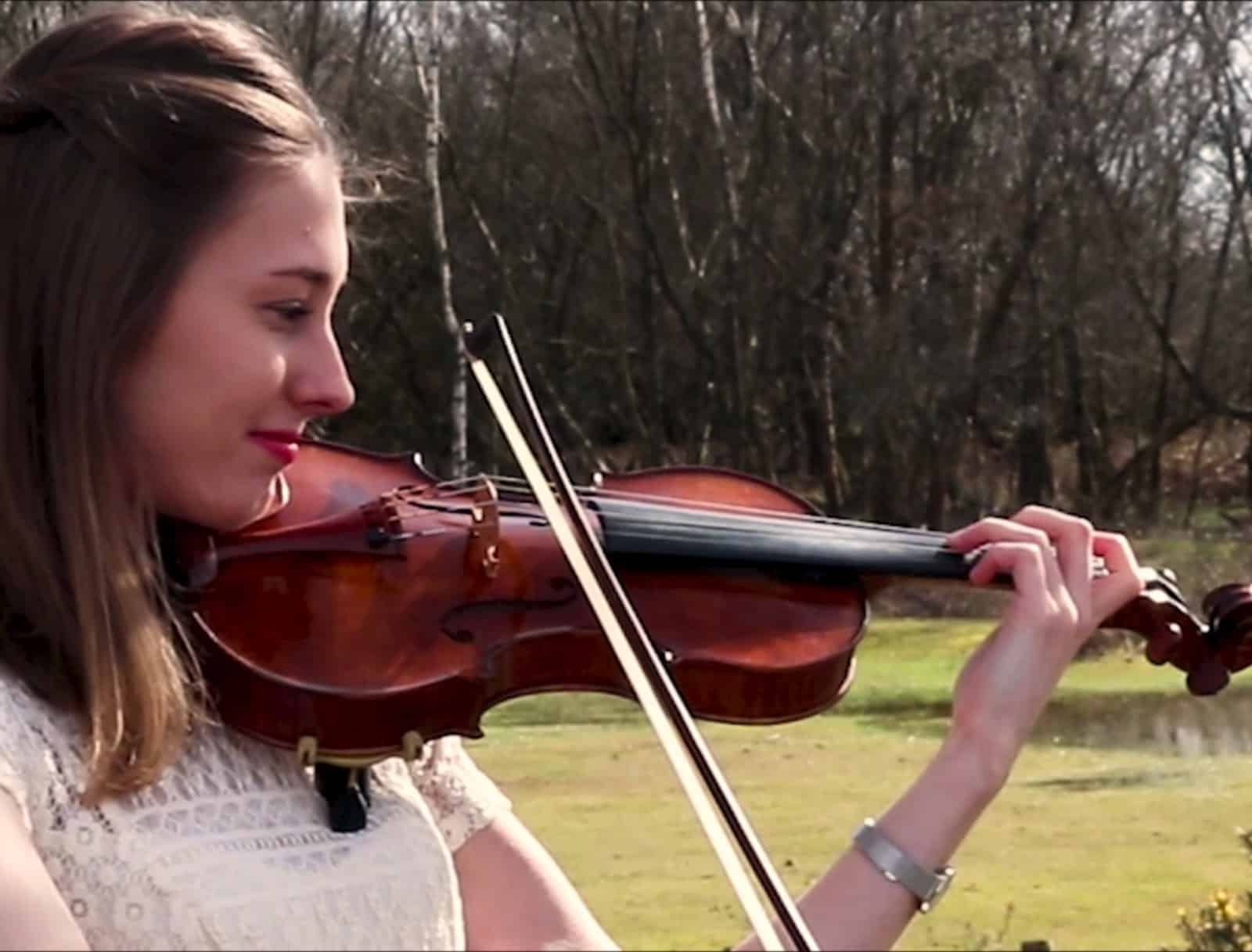 Cantata playing the violin outdoors