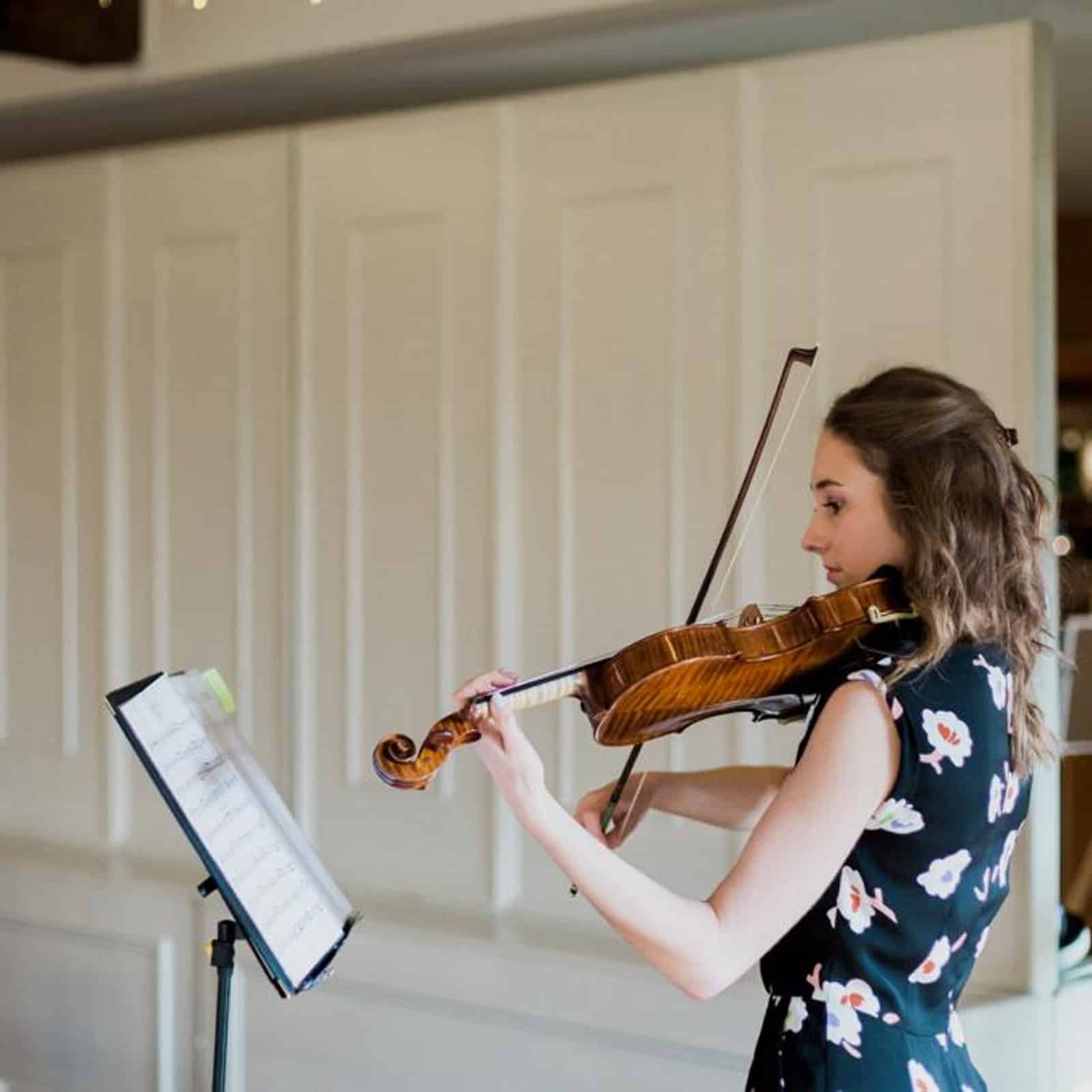 Cantata, wedding violinist, performing
