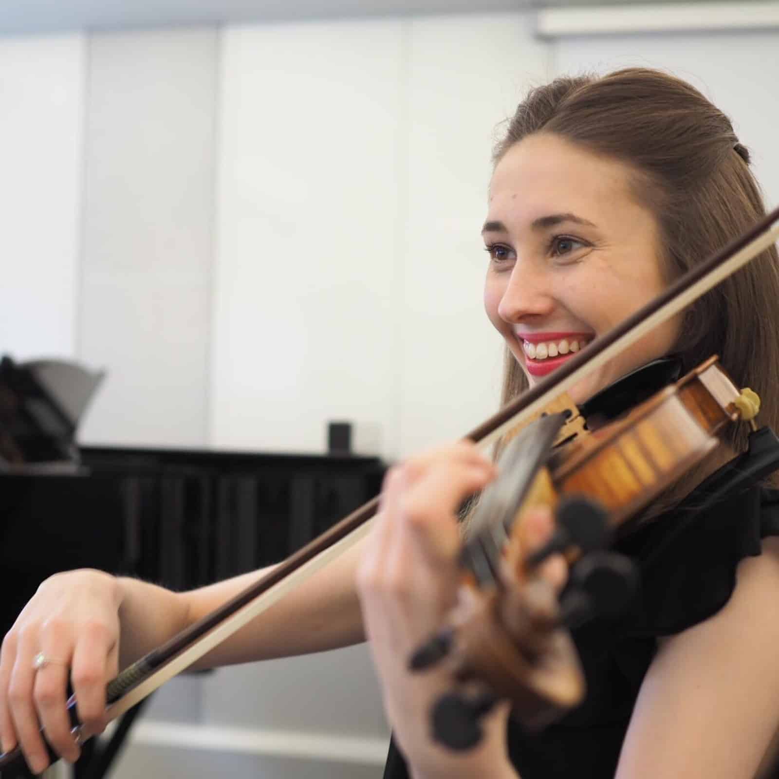 Cantata playing the violin at a wedding