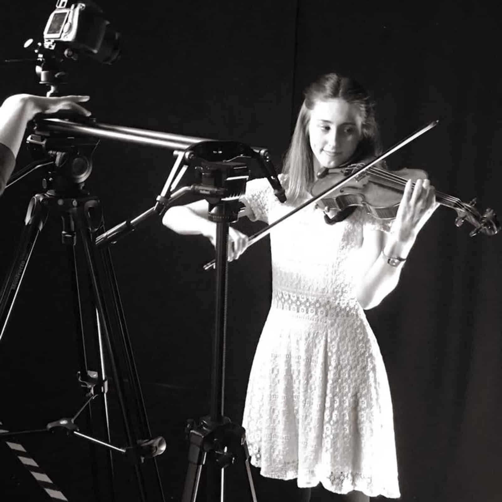 Cantata performing on the violin