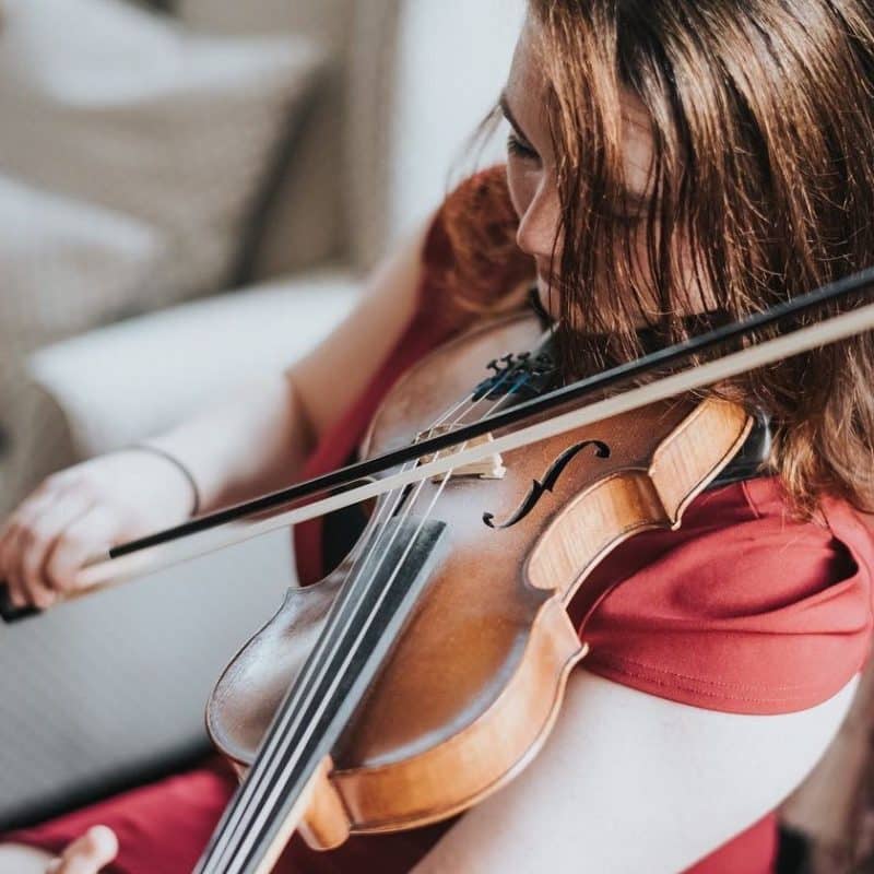 Cavatina playing the violin