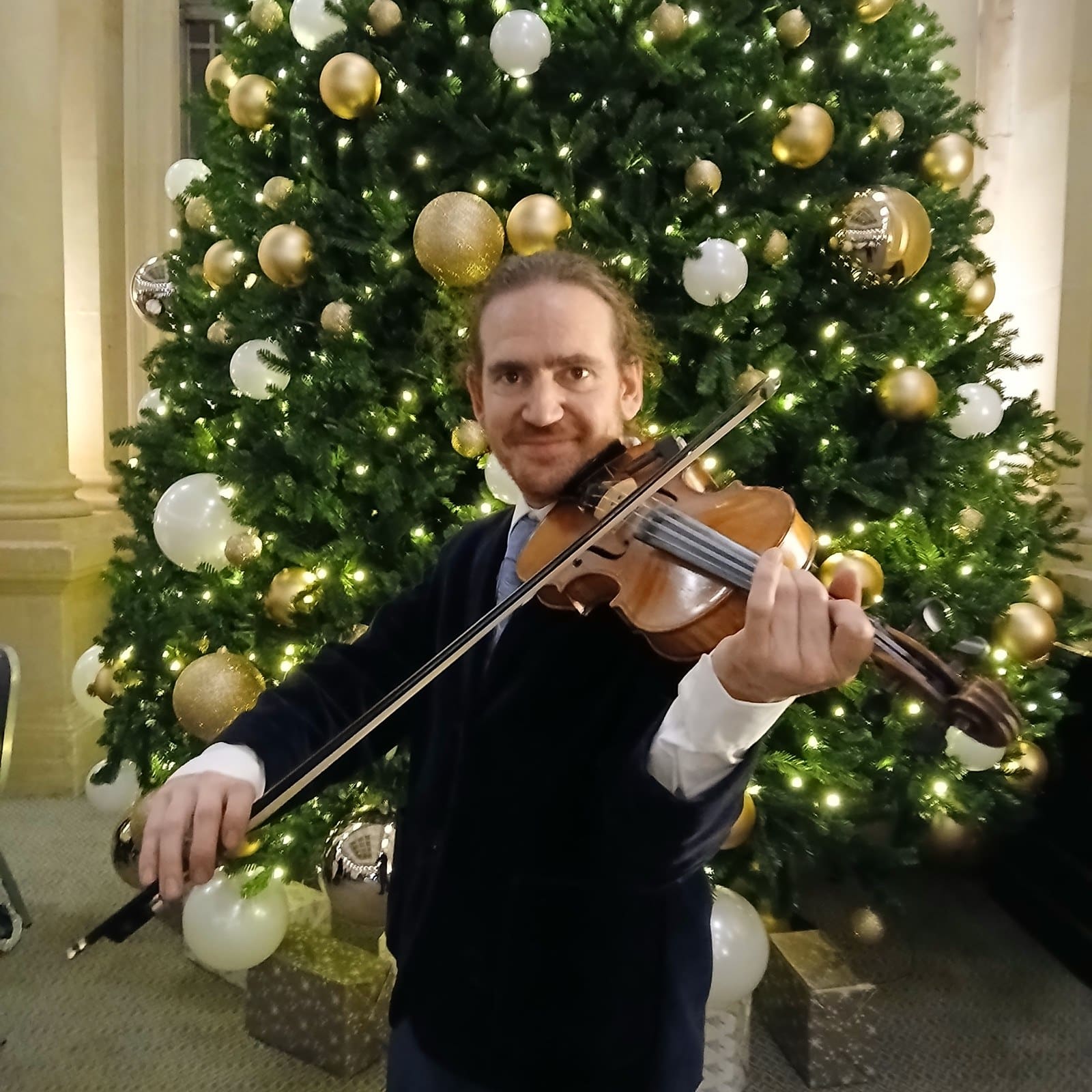 Rondo, violinist, at a Christmas party