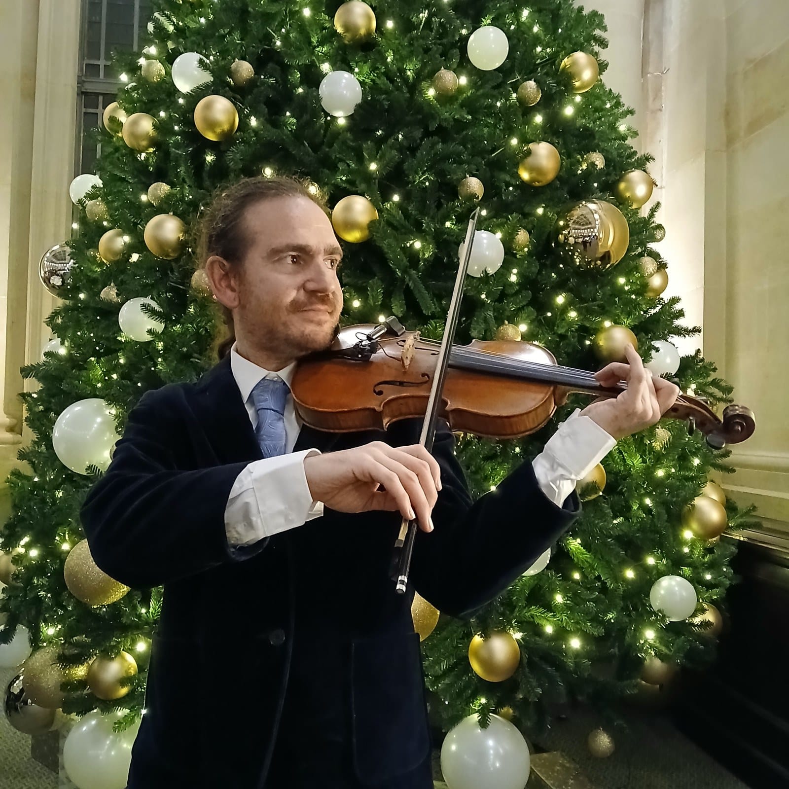 Rondo playing the violin at an event