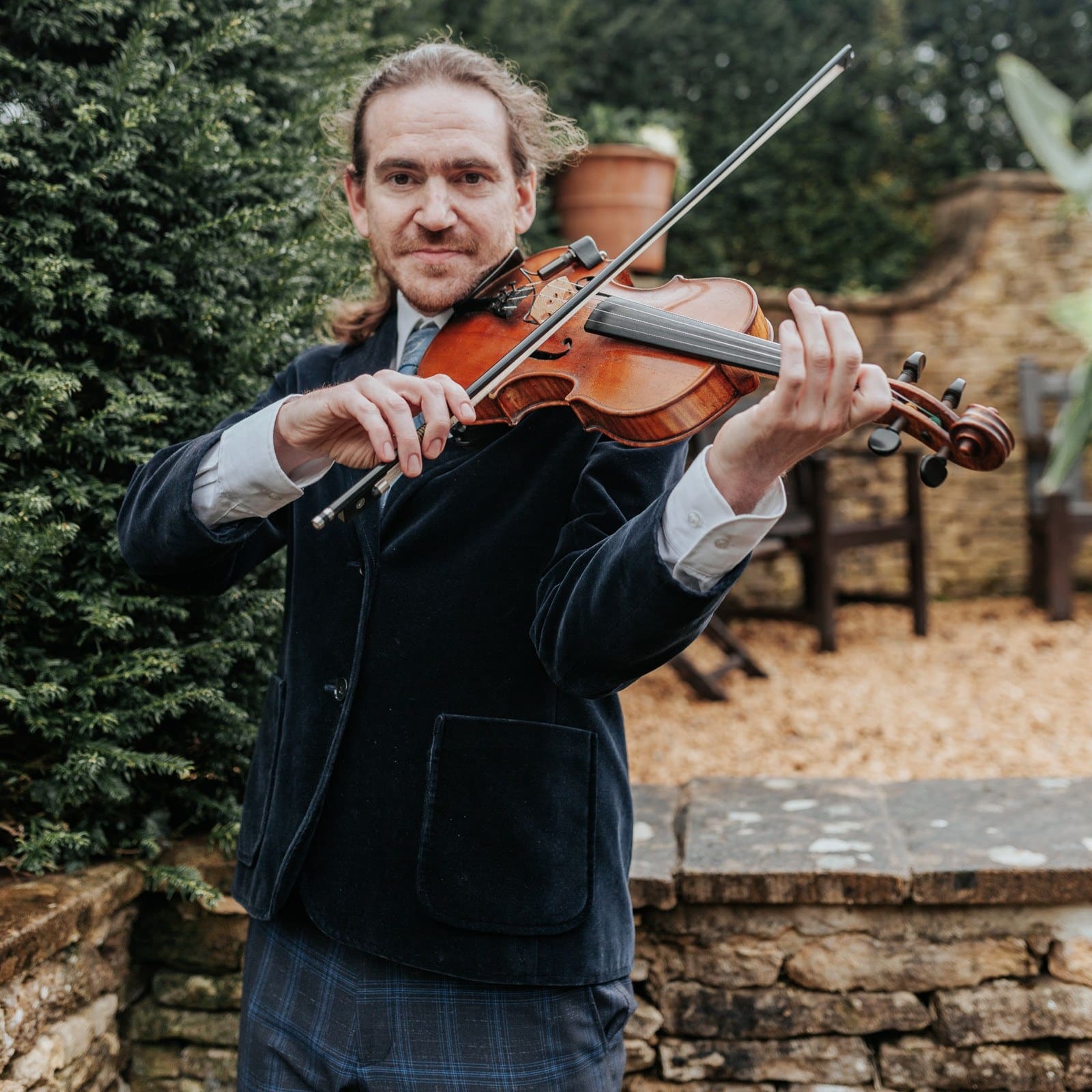 Rondo playing the violin at a wedding