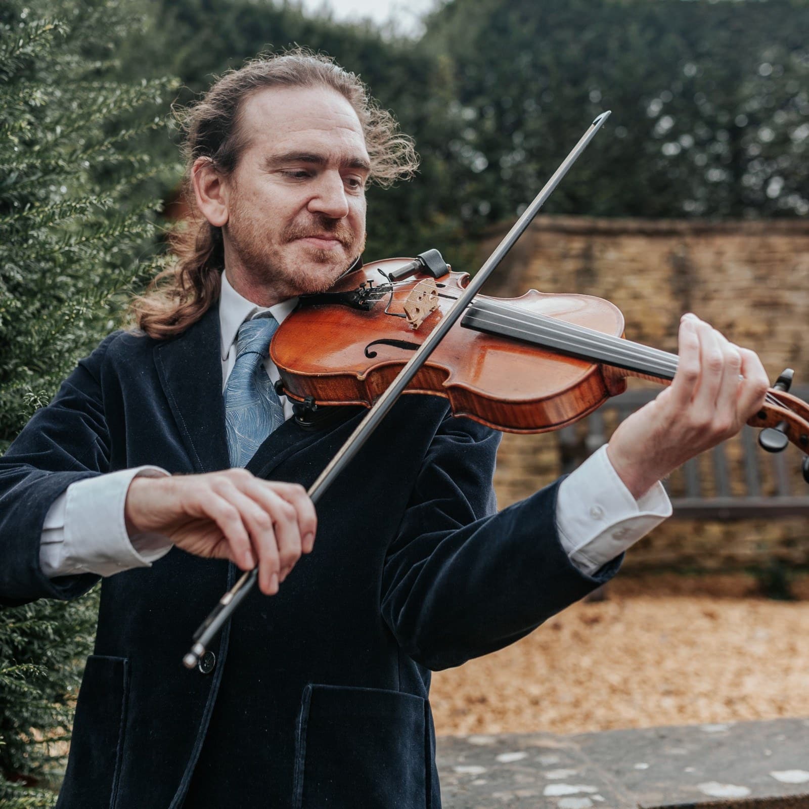 Rondo playing the violin outdoors